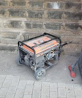 Imagen secundaria 2 - Operarios y sus herramientas de trabajo.