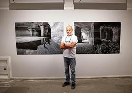 El fotógrafo Tato Gonçalves junto a algunas de sus fotografías.