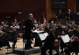 Juanjo Mena, al frente de la Filarmónica de la BBC, durante el concierto inaugural del pasado 12 de enero, en el Auditorio Alfredo Kraus.