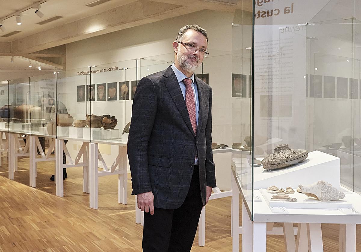 Héctor Roldán Delgado, ante la vitrina donde luce parte de los materiales de su padre donados al Museo Arqueológico de Fuerteventura, entre ellos un molino de mano en basalto.