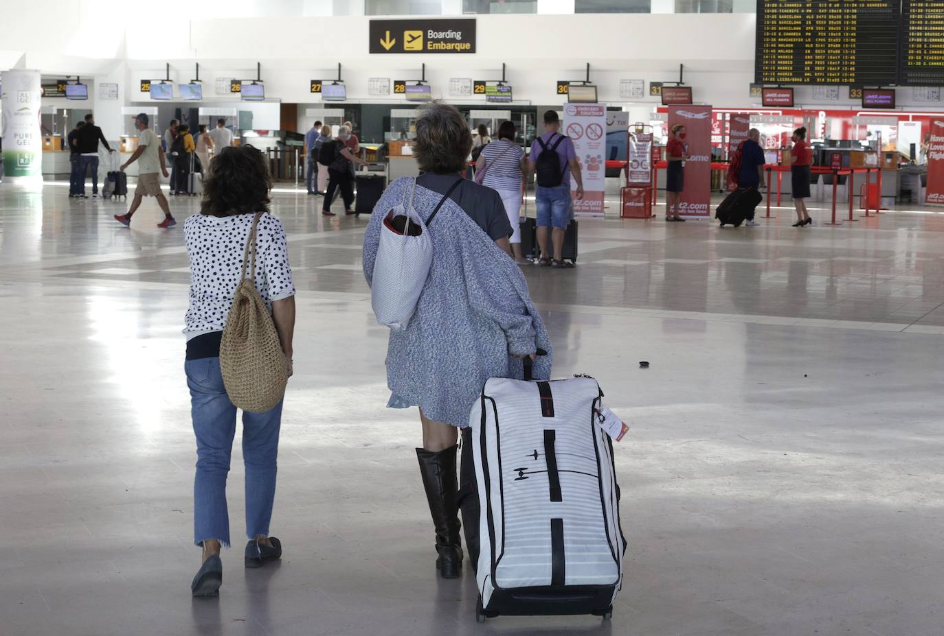 Pasajeras en el aeropuerto de Guacimeta (Lanzarote) que se dirigen a los mostradores de facturación.