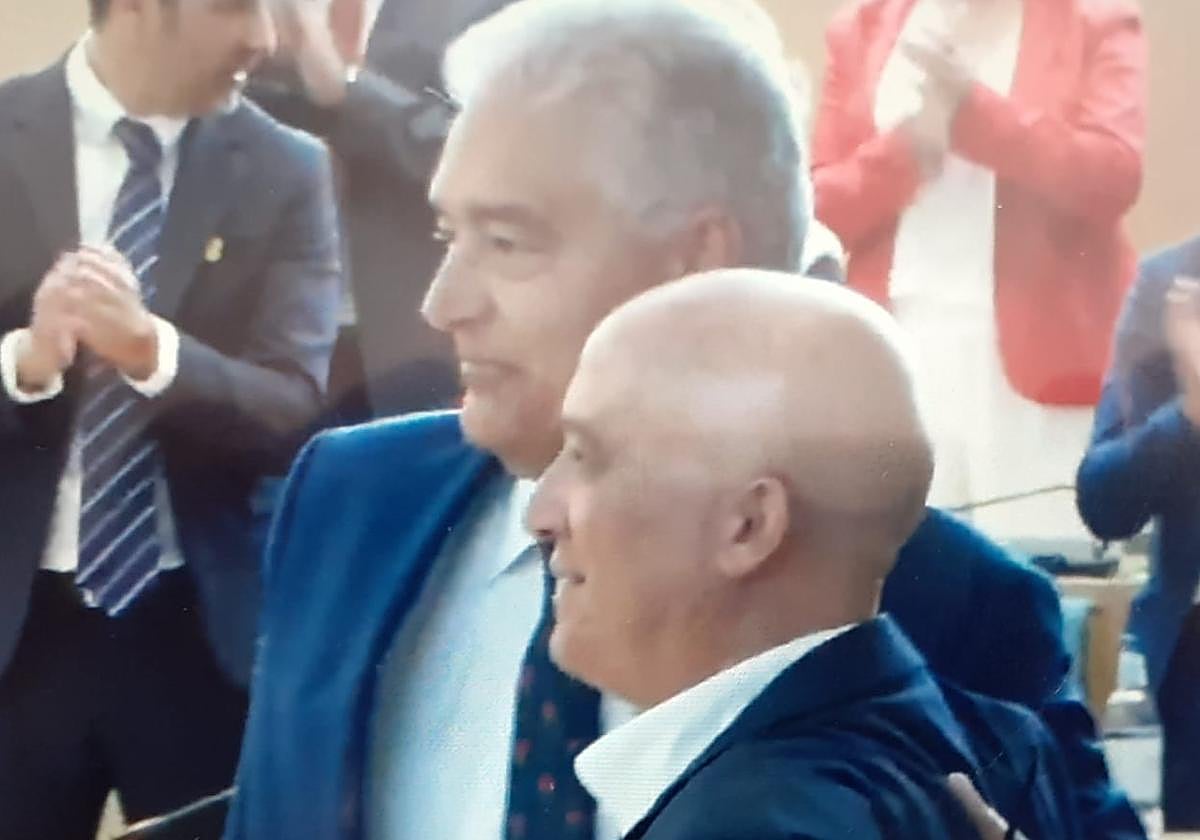 José Juan Cruz Saavedra, alcalde, posa con Pancho Hernández, quien deja la vida pública.