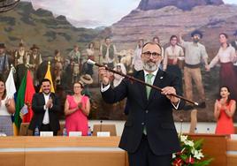 Francisco García (NC) sostiene el bastón de mando del municipio.