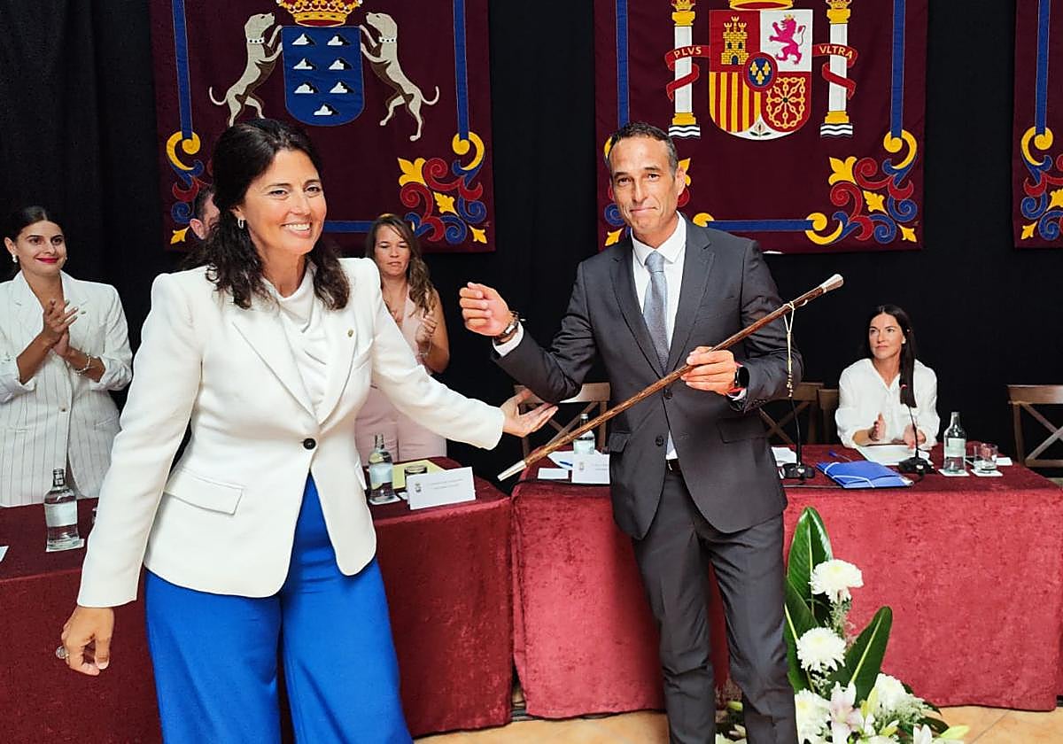 Alfredo Villalba recoge el bastón de mando.