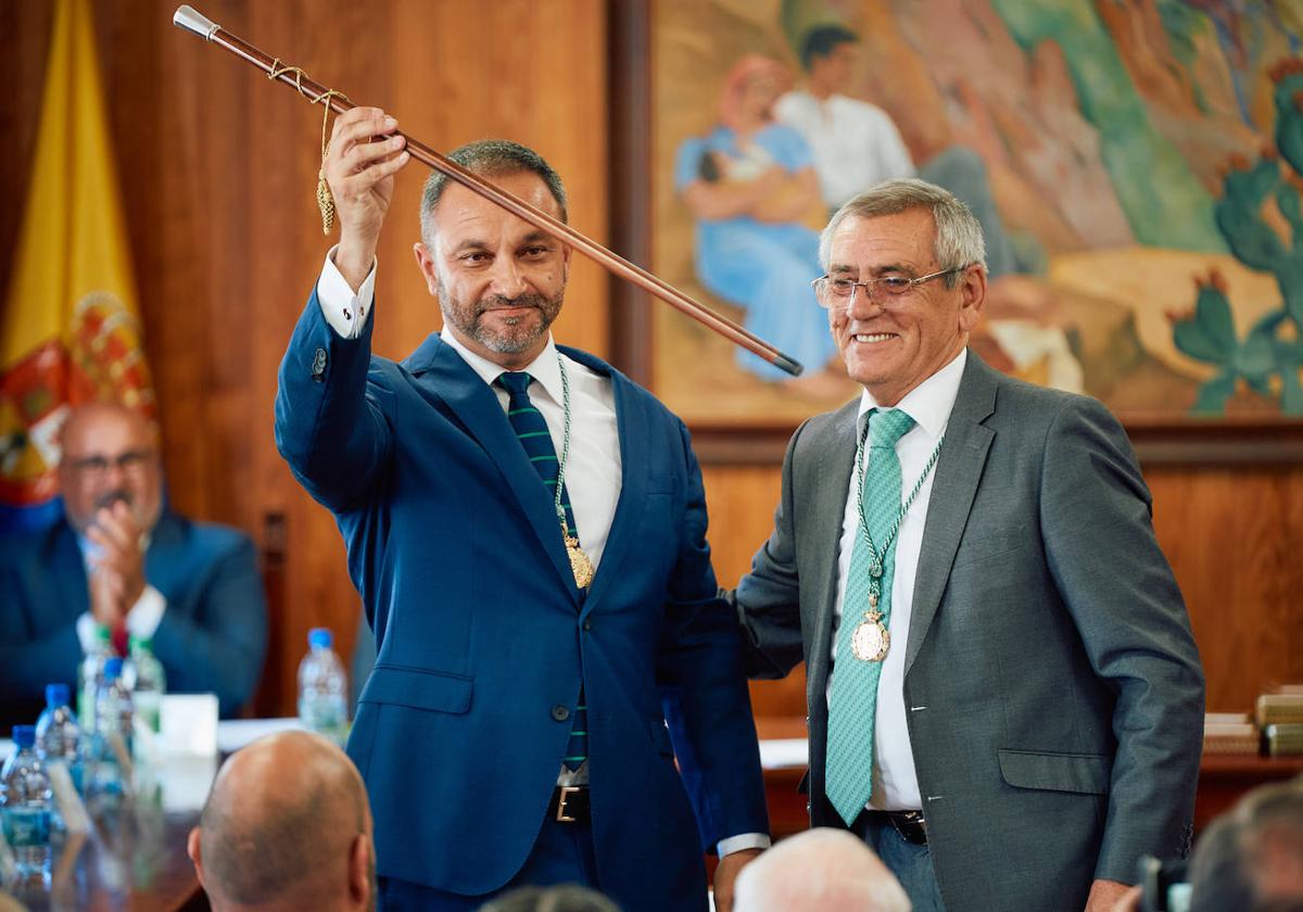 Raúl Afonso (PP) levanta el bastón de mando que conservará durante otros cuatro años.