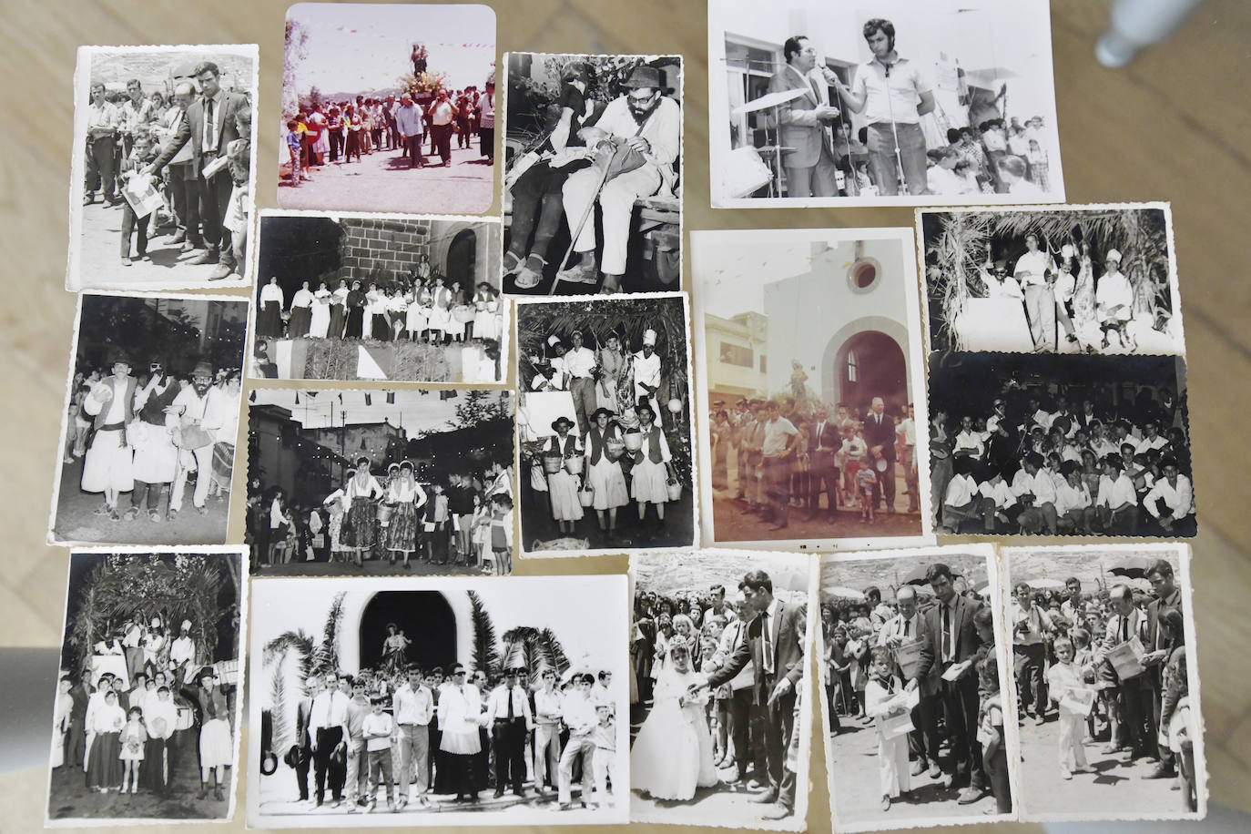 Las fotografías antiguas del álbum personal de Antonio reflejan toda una vida al frente de la asociación de vecinos: fiestas, comuniones, romerías..