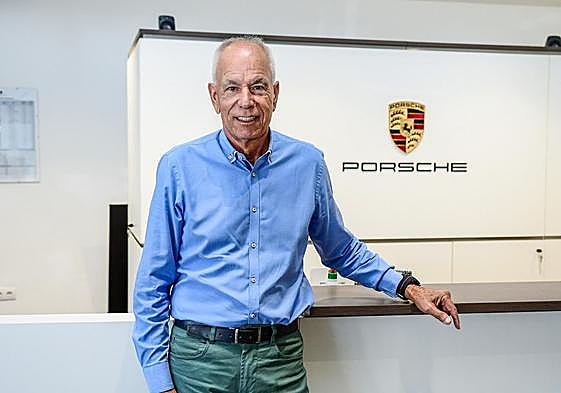 Serafín Herrera, presidente de la UD San Fernando, posa en la Casa Porsche de Miller Bajo.