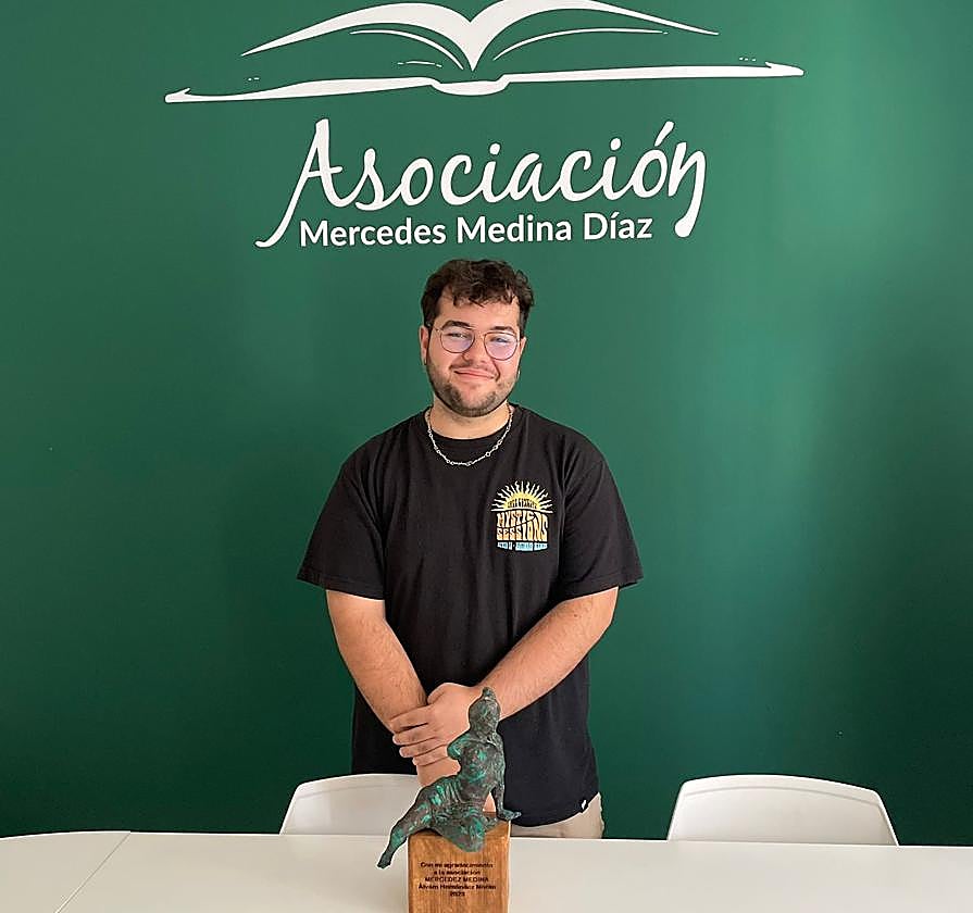 Creador con la obra entregada.