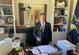 Francisco Perera, que renueva como alcalde de Tejeda por cuarta vez, en su despacho en el Ayuntamiento de Tejeda.