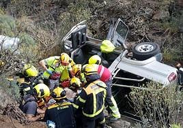 Los servicios de emergencia rescatando al herido tras el accidente.