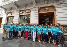 El equipo de Cajamar frente a la fachada de sus instalaciones, en Triana.