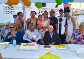 La familia de Antoñito, entre ellos su hermano Miguel, que en breve cumplirá 97 años.
