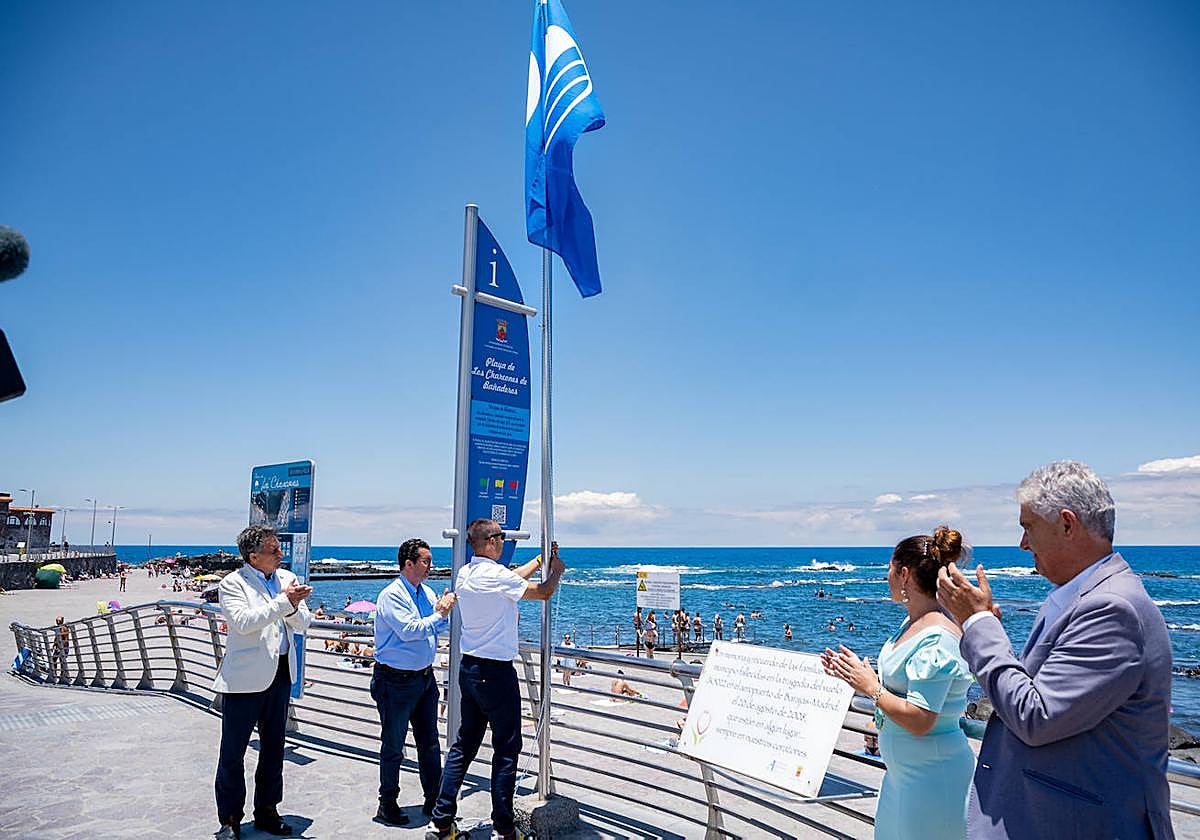 Las playas de El Puertillo y Los Charcones, en Arucas, lucen ya la bandera azul de 2023.