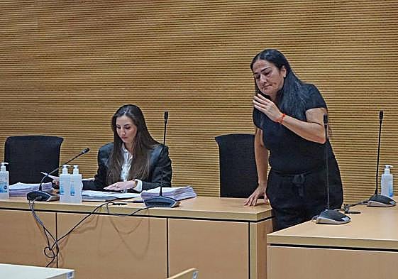 La acusada, Yaiza R.F. (d), junto a su letrada en la primera jornada del juicio.