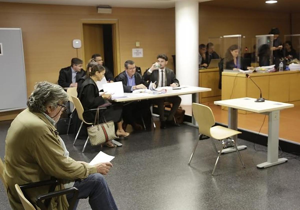 Vista del acusado presencial y abogados de las partes con responsabilidad civil.