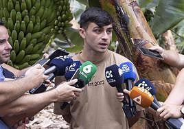 Pedri atiende a los medios de comunicación tras visitar una finca de plátanos en La Orotava.