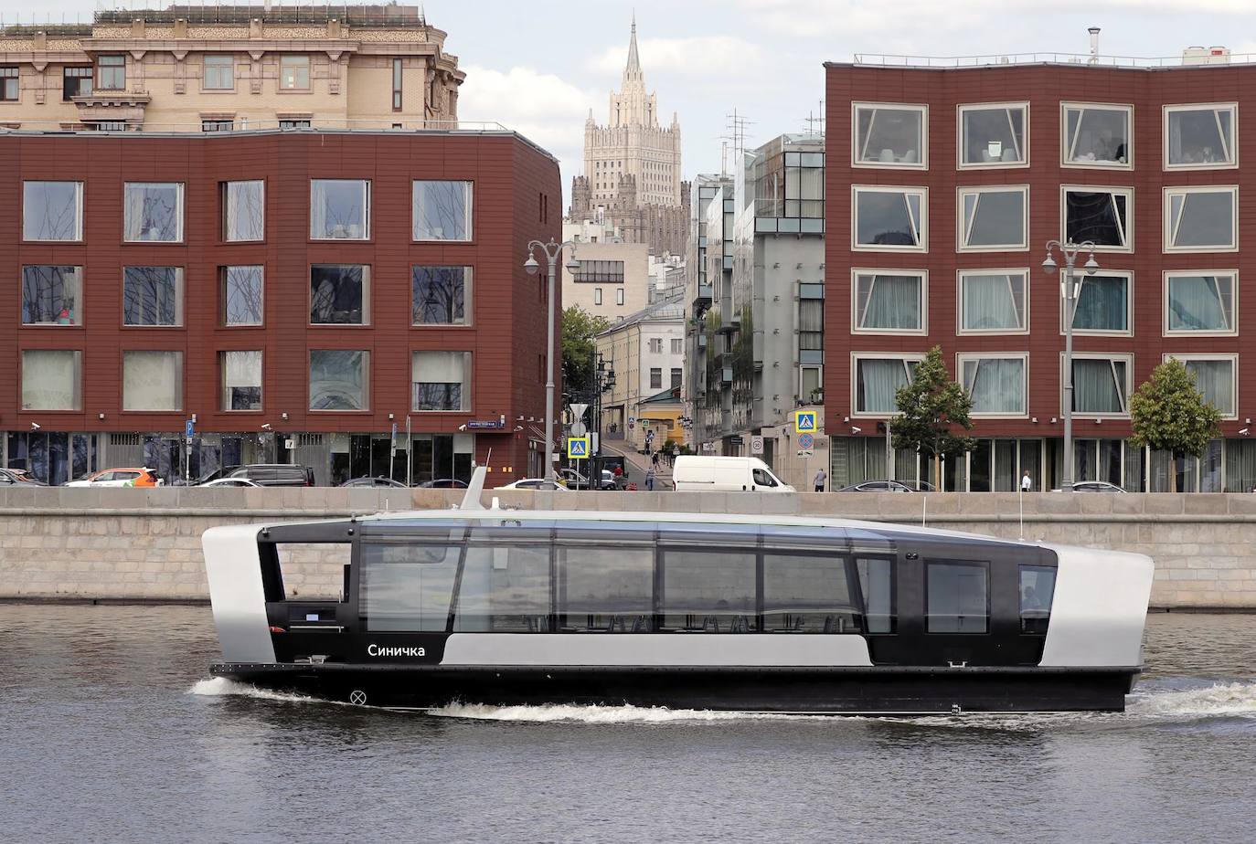 Un barco de cercanías eléctrico ruso 'Sinichka' se ve durante un crucero de prueba en el río Moscova en Moscú, Rusia. Embarcaciones, construidas por el astillero ruso ' Emperium', son las primeras unidades de una flota planificada de 20 que darán servicio a la ciudad capital y otras comunidades cercanas.