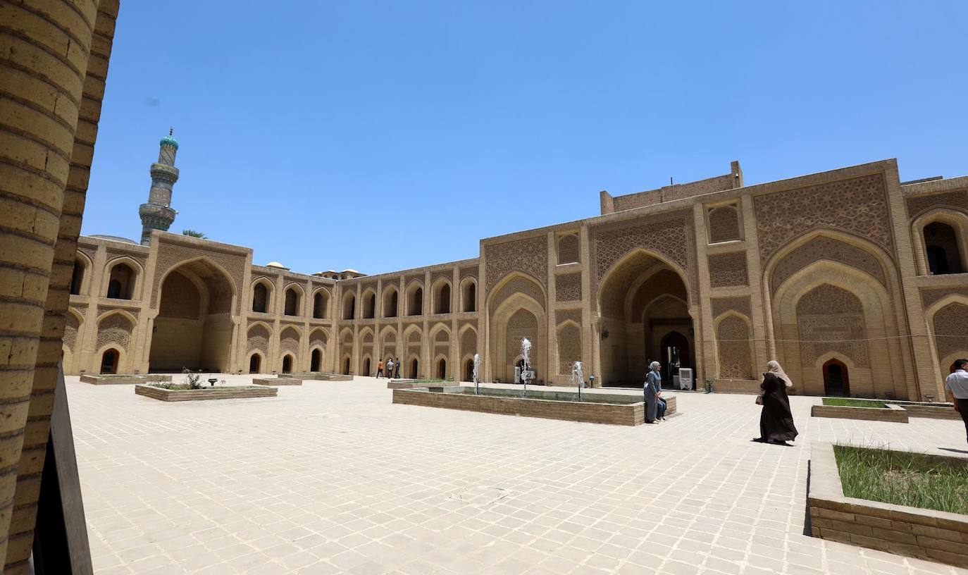 El Ministerio de Cultura iraquí anunció la reapertura al público de sitios arqueológicos en Bagdad y otras provincias para animar turismo nacional y extranjero en el país. El edificio histórico de la escuela Al-Mustansiriya fue el local de una de las instituciones islámicas de educación superior más antiguas del mundo, establecida en 1227 d. C. como madraza por el califa abasí al-Mustansir, lo que la convierte en una de las madrasas más antiguas del mundo.