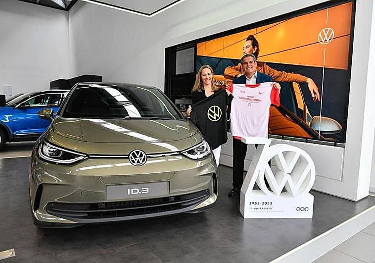 Magüi Melián y Matías García, junto a un modelo del ID.3, vehículo que estará expuesto en la CANARIAS7 Carrera de las Empresas.