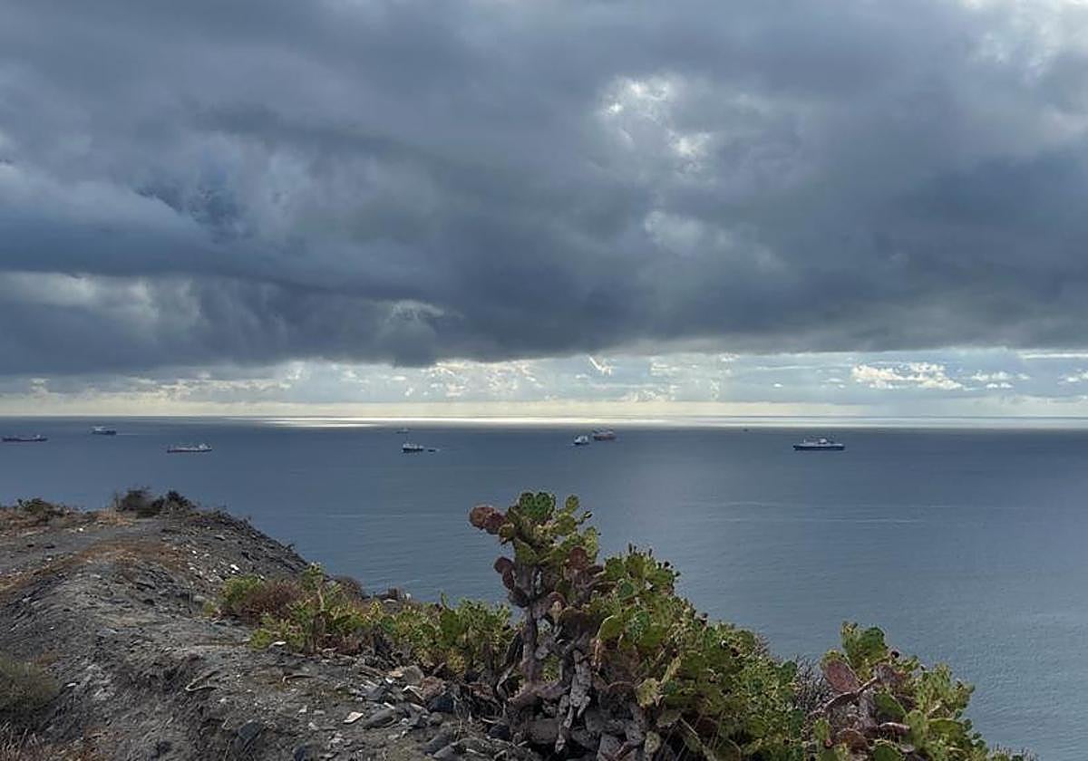 Las nubes se desplegaron por los cielos canarios.