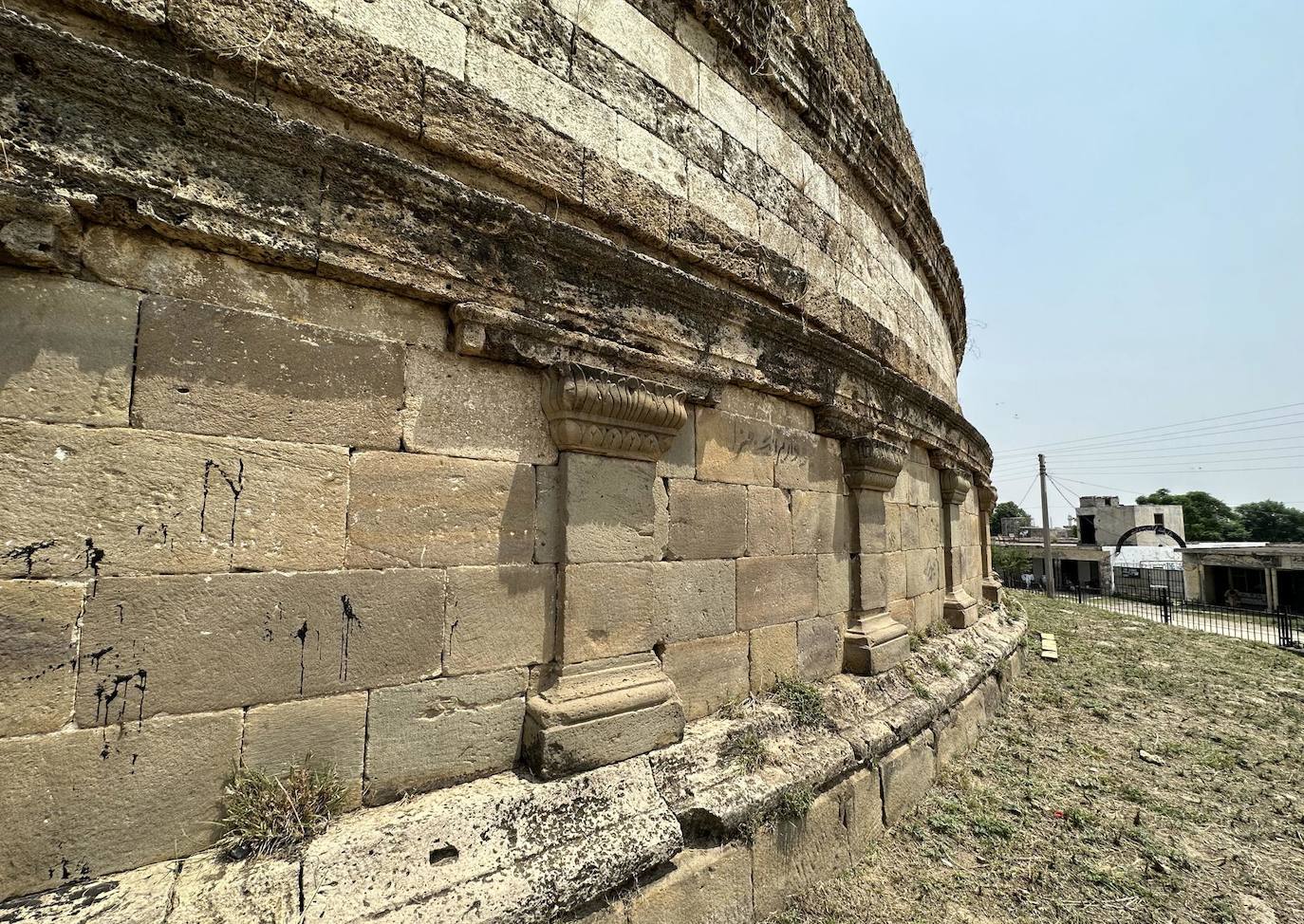 La Stupa de Mankiala, ubicada en el pueblo de Mankiala, en las afueras de Islamabad, Pakistán. La Stupa de Manikyala es un sitio histórico que data del período Gandhara. Construida durante la época del rey Kanishka, la estupa se construyó en memoria de Buda sacrificando partes de su cuerpo para alimentar a cachorros de tigre hambrientos, según los historiadores. Descubierto por el viajero británico Mountstuart Elphinstone en 1908, fue restaurado por los gobernantes británicos en 1891.