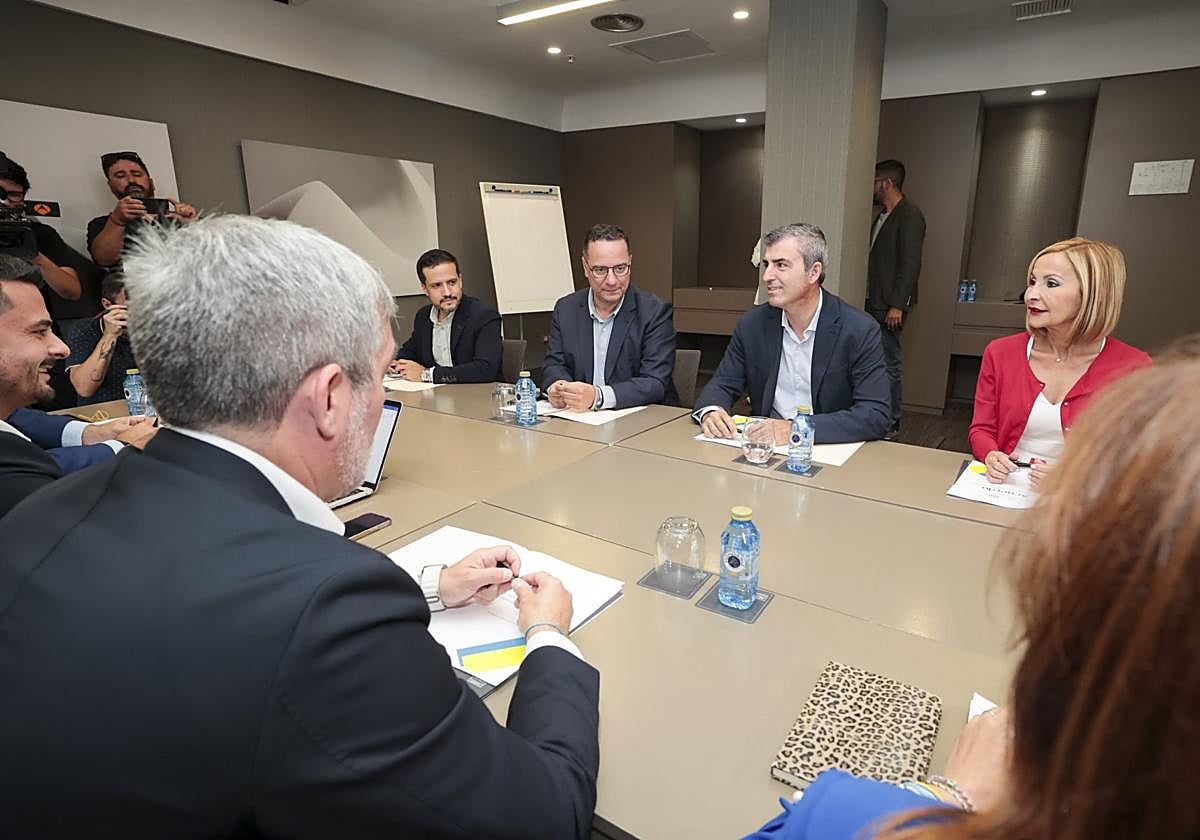Imagen del encuentro entre CC y PP para conformar el pacto de gobierno regional.