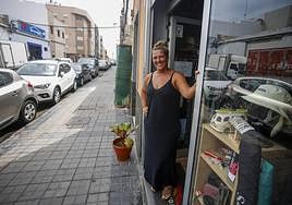 Begoña de la Cruz, a las puertas de su negocio, en Guanarteme.