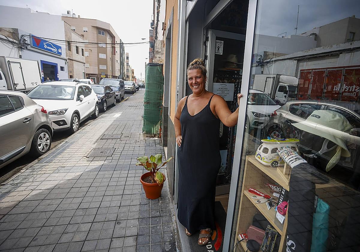 Begoña de la Cruz, a las puertas de su negocio, en Guanarteme.