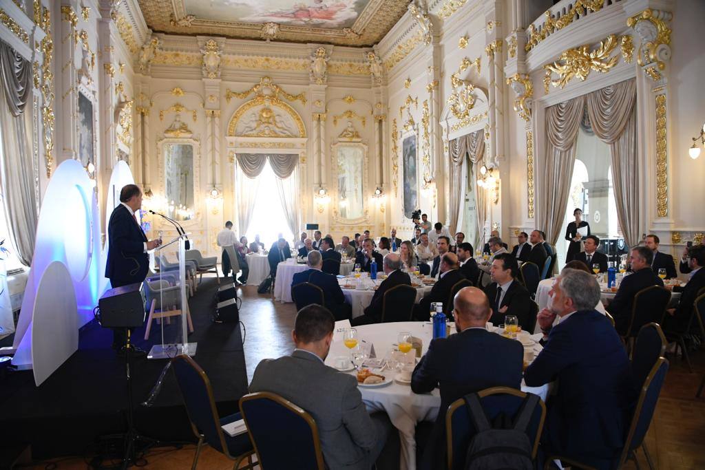 La comunidad de directivos canarios abordan los restos del futuro