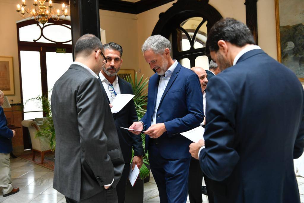 La comunidad de directivos canarios abordan los restos del futuro