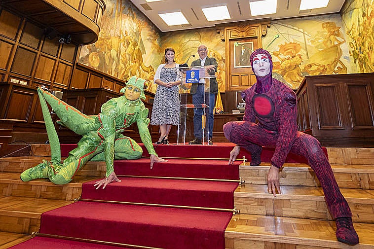 Artistas de 'OVO' acudieron a la presentación del evento junto a Antonio Morales, presidente en funciones del Cabildo de Gran Canaria, y Janie Mallet, portavoz de OVO Cirque.