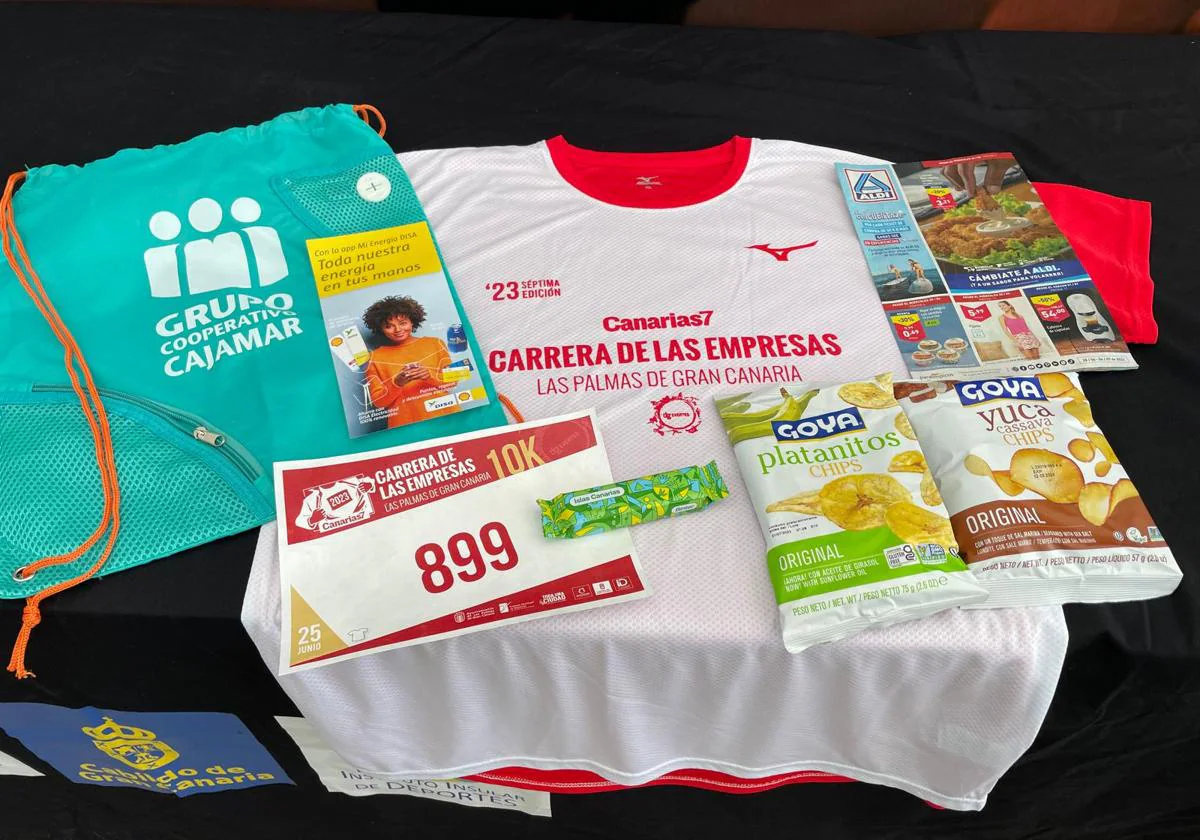 El kit del corredor incluye la camiseta oficial de la carrera, una bolsa y algunos snacks.