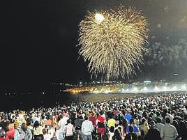 Imagen de archivo de la exhibición pirotécnica en la playa de Las Canteras.