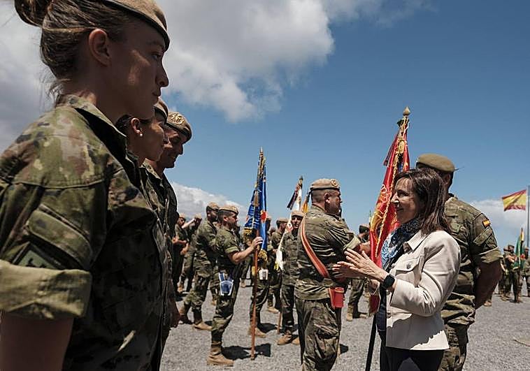 La ministra de Defensa, Margarita Robles, durante su visita a la Base General Alemán Ramírez de Las Palmas de Gran Canaria.