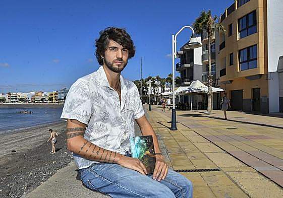 Carlos Mena, con un ejemplar de su libro.