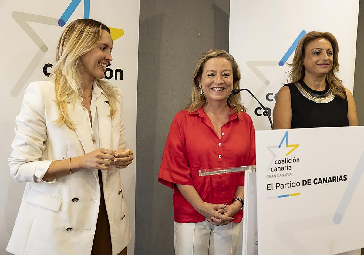 La diputada electa del Parlamento canario, Ana Oramas (c), con las candidatas Fernández (i) y Valido.