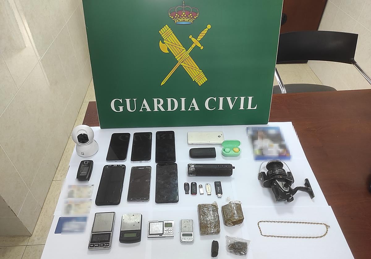 Imagen del material incautado por la Guardia Civil.