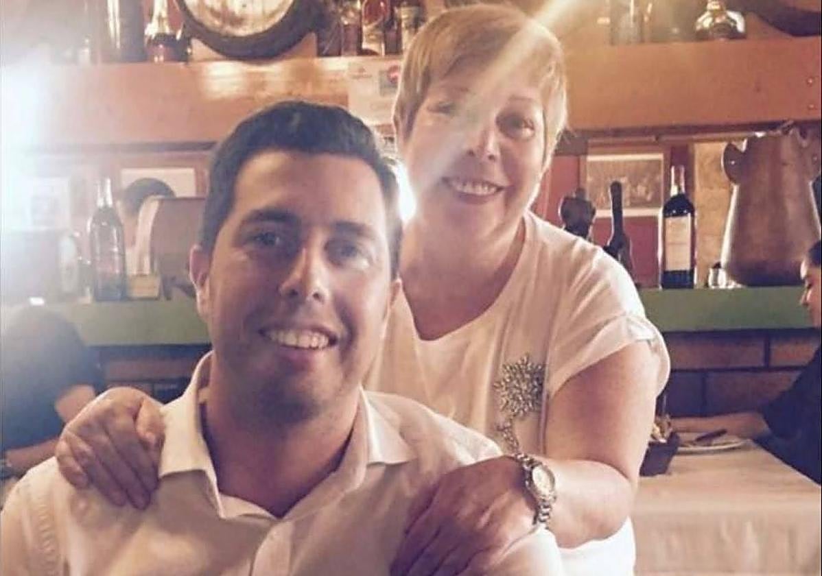 Alejandro Ramos, junto a su difunta madre, Inmaculada Medina.