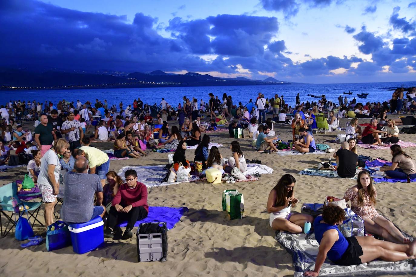 Las Canteras, preparada para los fuegos de San Juan