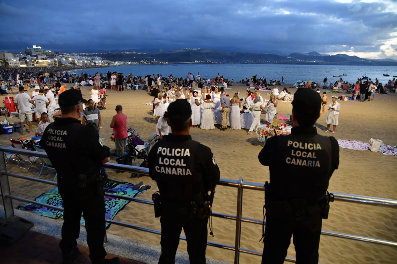Las Canteras, preparada para los fuegos de San Juan