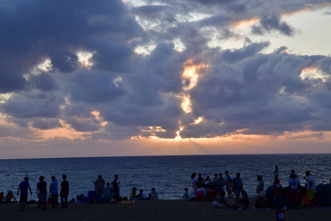 Las Canteras, preparada para los fuegos de San Juan