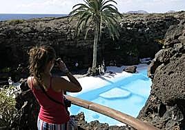 Turistas en suelo lanzaroteño.