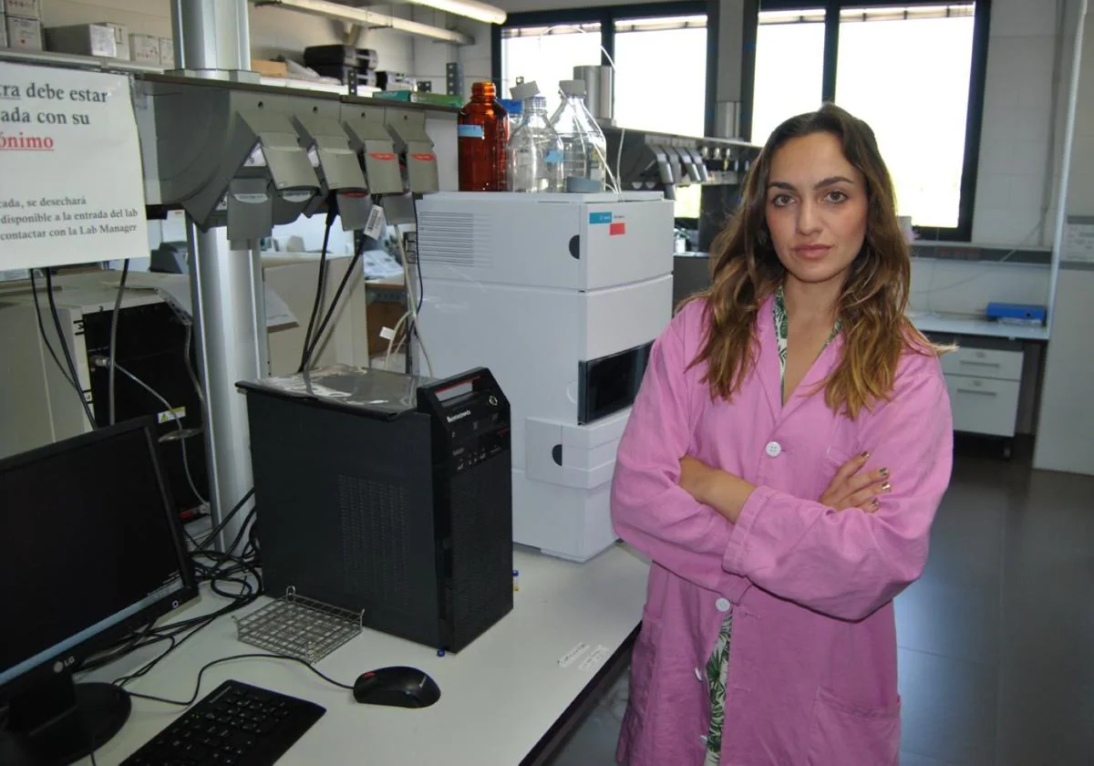 La autora principal del trabajo, Virginia Gálvez, en el laboratorio de la Universidad de Alcalá de Henares.