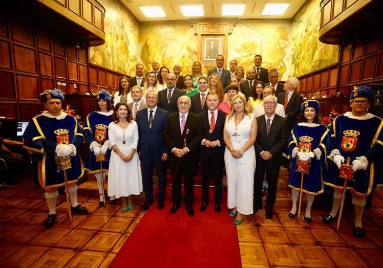 Foto de familia de los 29 consejeros que componen el nuevo Cabildo de Gran Canaria.