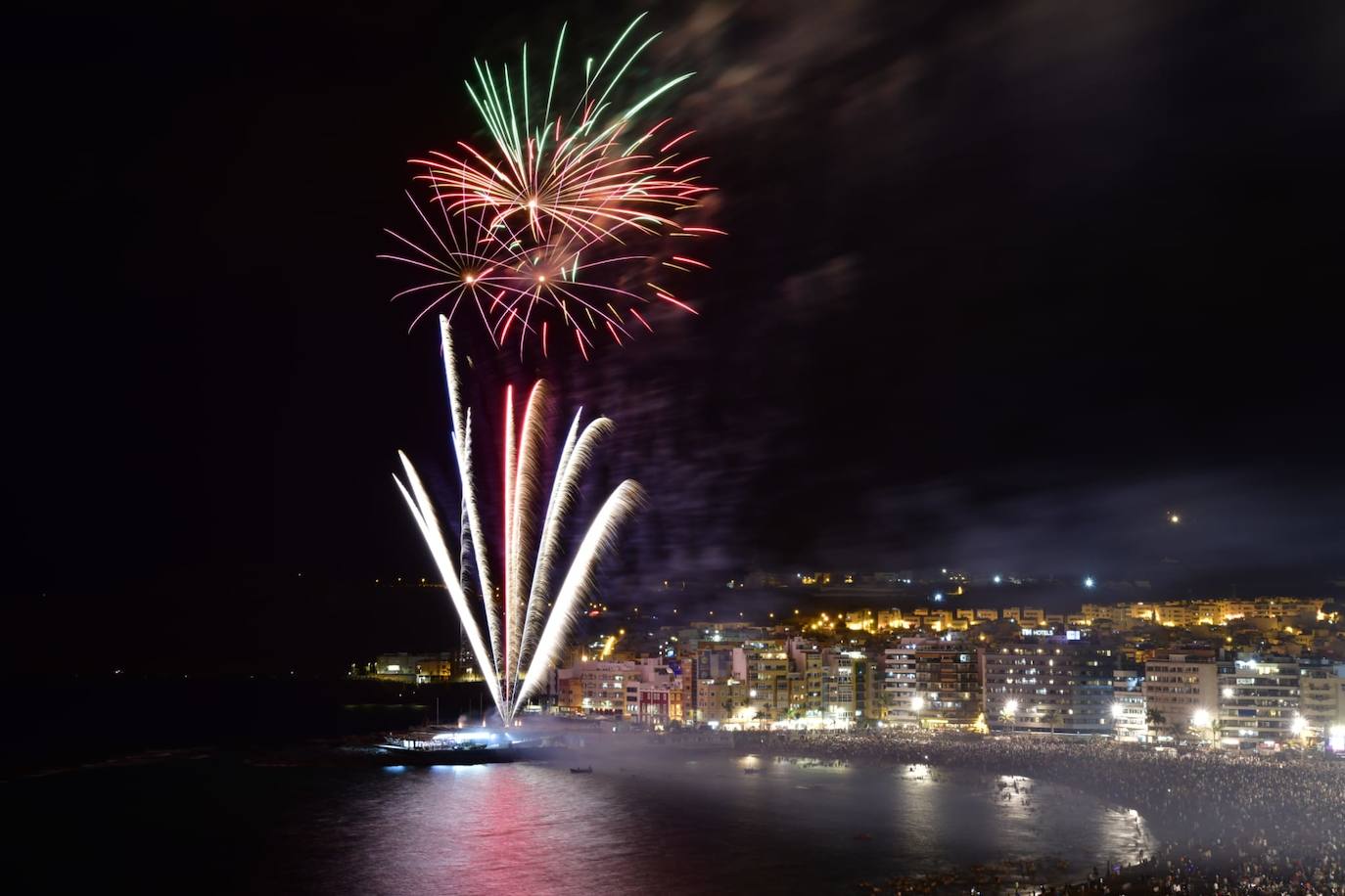 Los fuegos de San Juan alumbran la noche en Las Canteras