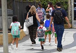 Imagen de archivo de escolares con sus familias a la salida del colegio.