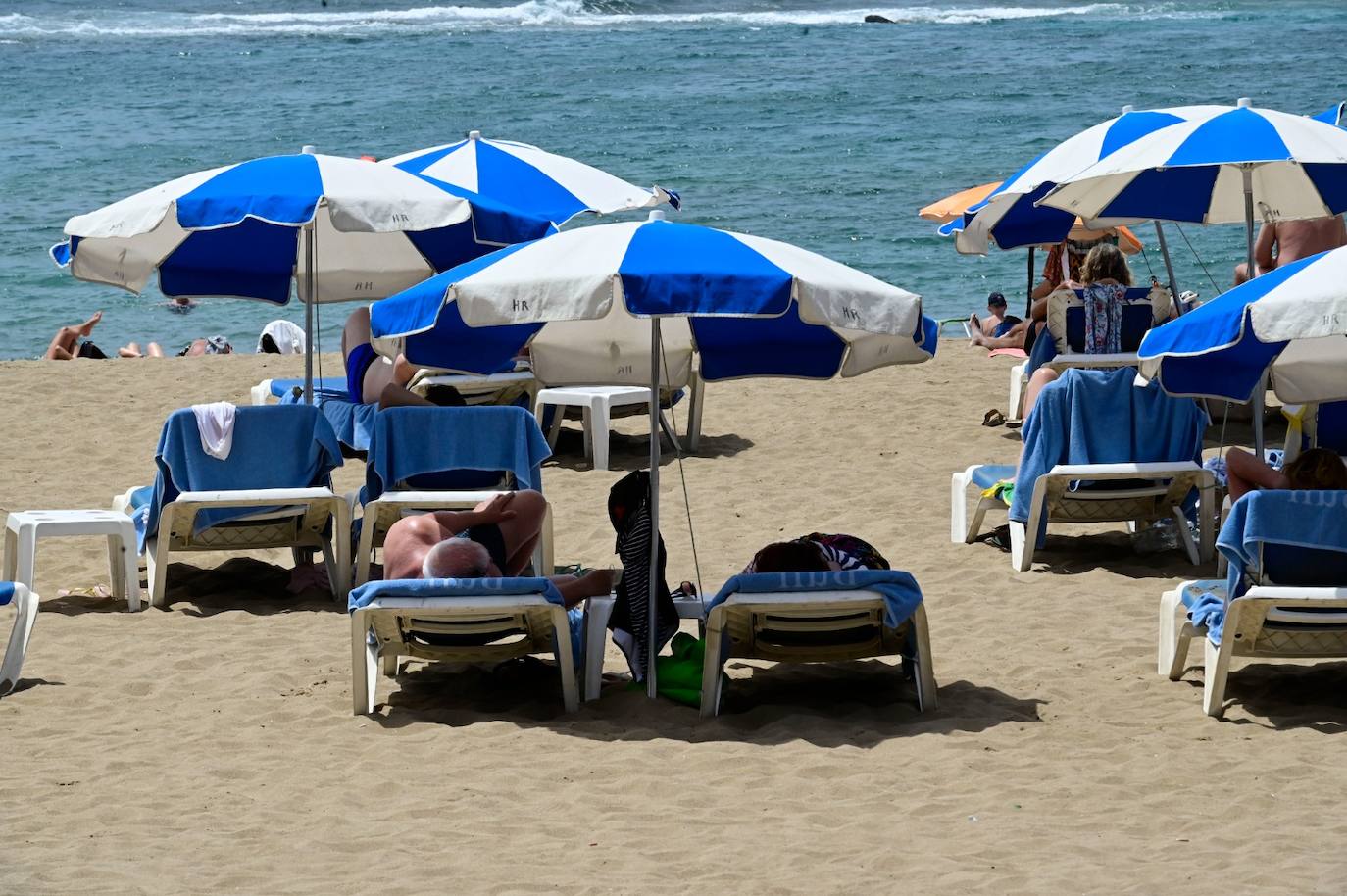 Los grancanarios se refrescan antes de la primera ola de calor