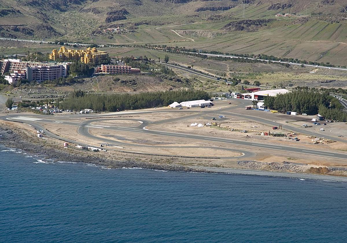 Vista aérea de la zona de Tarajalillo donde estaba previsto el complejo turístico. En primer plano, el aeródromo.