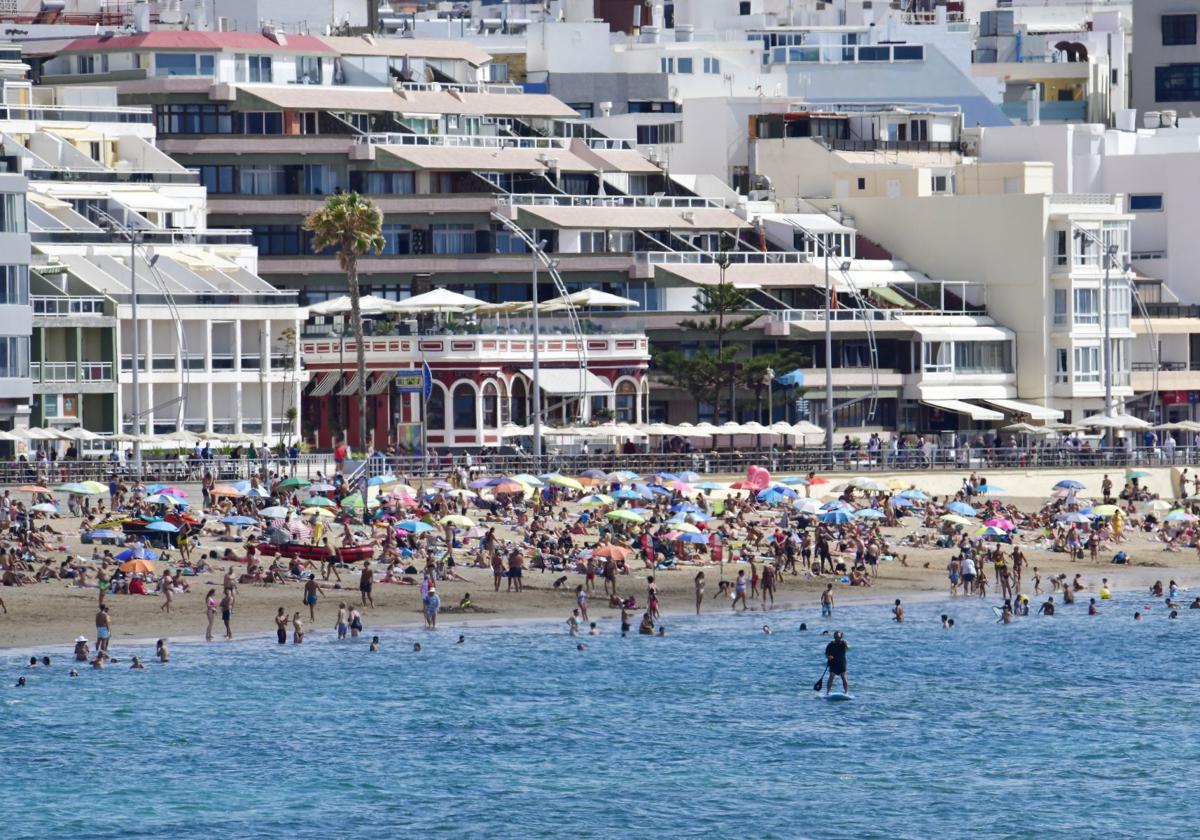 Canarias crecerá con fuerza este año pero en 2024 solo tirará un 1,4% por el alza de tipos