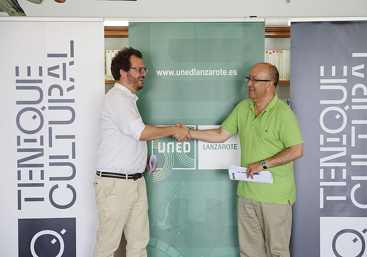 Saludo tras las firma del acuerdo.